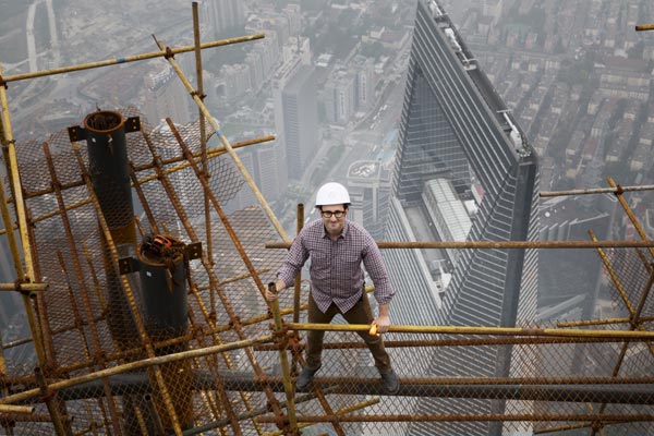 Host and architect Danny Forster visits some of China's ambitious projects in the documentary How China Works, which will be aired as the first program of Discovery Channel's new anthology Hour China. (Photo/provided to China Daily)  