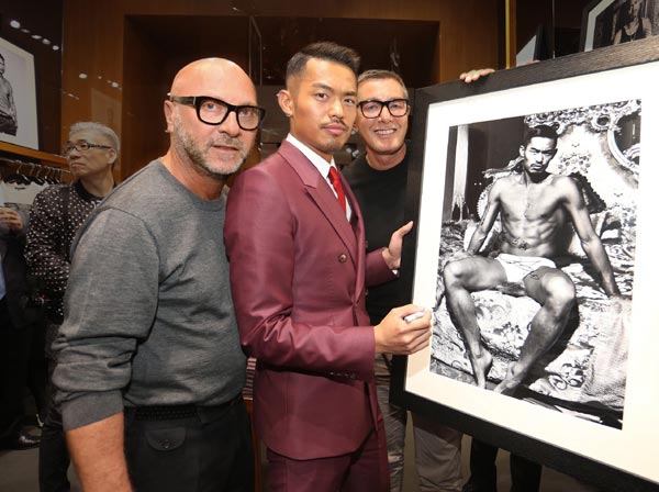 (From left) Domenico Dolce, Lin Dan and Stefano Gabbana in Shanghai on March 19 at Lin's book signing. Photo provided to China Daily