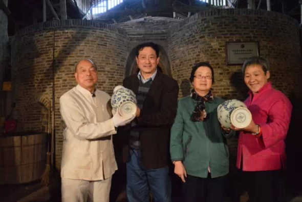 Craftsmen hold newly-made porcelain in front of the awe of spectators. (Photo/CNTV)