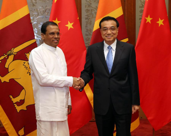 Chinese Premier Li Keqiang (R) meets with Sri Lanka President Maithripala Sirisena, who will also attend the annual conference of the Boao Forum for Asia, in Beijing, capital of China, March 26, 2015. (Xinhua/Liu Weibing)