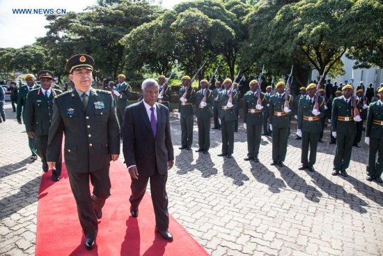 hinese State Councilor and Defense Minister Chang Wanquan(L) and Zimbabwean Defense Minister Sydney Sekeramayi inspect the guards of honor before their meeting in Harare, Zimbabwe, on March 26, 2015.  (Xinhua/Xu Lingui)