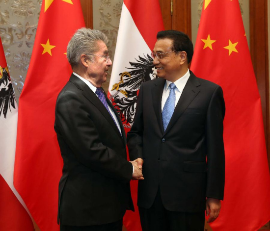 Chinese Premier Li Keqiang (R) meets with Austrian President Heinz Fischer, who will also attend the annual conference of the Boao Forum for Asia, in Beijing, capital of China, March 26, 2015. (Xinhua/Liu Weibing)