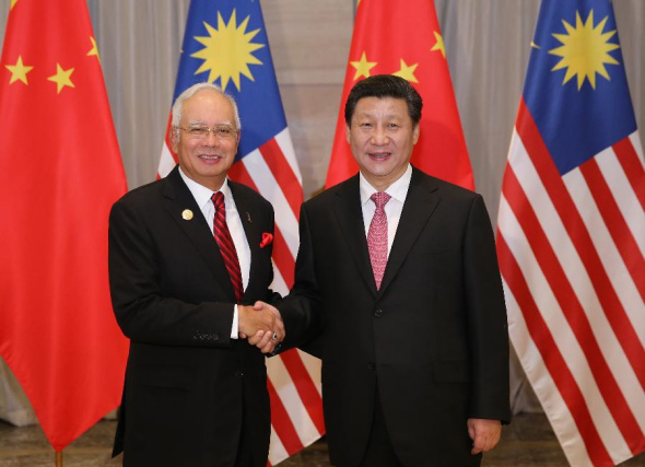 Chinese President Xi Jinping (R) meets with Malaysian Prime Minister Najib Razak in Boao, south China's Hainan Province, March 27, 2015. (Xinhua/Ding Lin)