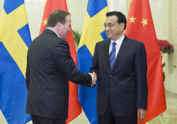 Chinese Premier Li Keqiang (R) holds talks with Swedish Prime Minister Stefan Lofven at the Great Hall of the People in Beijing, capital of China, March 27, 2015. (Xinhua/Huang Jingwen)
