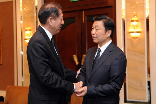 Singaporean Deputy Prime Minister and coordinating Minister for National Security and Home Affairs Teo Chee Hean (L) meets with Chinese President Xi Jinping's special envoy and Chinese Vice President Li Yuanchao at Singapore's Shangrila Hotel, March 28, 2015.  (Xinhua/Then Chih Wey)