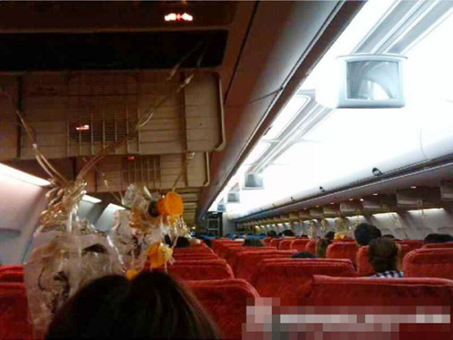 A photo shows the inside of Orient Thai flight OX682 which made a forced landing in Kunming, Southwest China's Yunnan province, on its way from Phuket Island to Chengdu, March 28, 2015. This photo was posted on Wechat by a person who claimed to be on board the plane. 