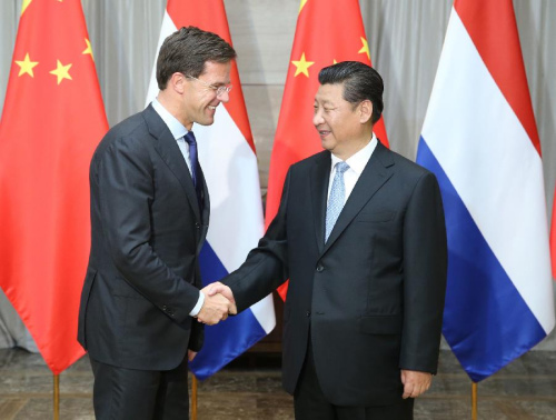 Chinese President Xi Jinping (R) meets with Dutch Prime Minister Mark Rutte in Boao, south China's Hainan Province, March 28, 2015. (Xinhua/Ma Zhancheng)