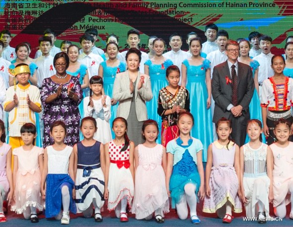 Chinese President Xi Jinping's wife Peng Liyuan (C), who is the World Health Organization (WHO)'s goodwill ambassador for tuberculosis and HIV/AIDS, attends a publicizing activity for the prevention and cure of tuberculosis and HIV/AIDS in Hainan University in Haikou, capital of south China's Hainan Province, March 29, 2015. (Photo: Xinhua/Wang Ye)