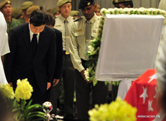 Chinese President Xi Jinping's special envoy and Chinese Vice President Li Yuanchao (L) pays respect to Singapore's former Prime Minister Lee Kuan Yew in Singapore's Parliament House, March 28, 2015.(Xinhua/Then Chih Wey) 