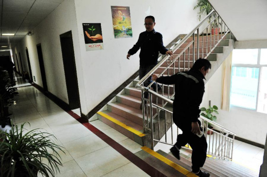 People run off stairs at a building in Congjiang County, close to Jianhe County, southwest China's Guizhou Province, March 30, 2015. (Xinhua/Liang Guangyuan)