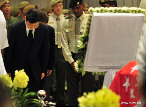 Chinese President Xi Jinping's special envoy and Chinese Vice President Li Yuanchao (L) pays respect to Singapore's former Prime Minister Lee Kuan Yew in Singapore's Parliament House, March 28, 2015.(Xinhua/Then Chih Wey)