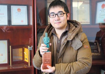 Fudan University Topnotch Talent student Li Zongyuan, photographed with his prestigious Qiu Chentong math award, has secured a PhD scholarship from Oxford University. (Photo: Shanghai Daily/Ti Gong)
