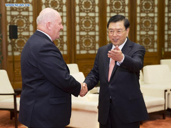 Zhang Dejiang (R), chairman of the Standing Committee of China's National People's Congress, meets with Australian Governor-General Peter Cosgrove at the Great Hall of the People in Beijing, capital of China, March 30, 2015. (Xinhua/Huang Jingwen)    