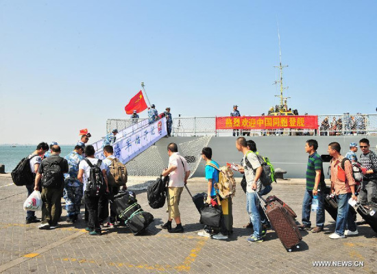 Chinese citizens queue up to board a Chinese navy vessel in Aden Harbor, Yemen, March 29, 2015. China is withdrawing hundreds of citizens from Yemen with the help of Chinese warships, Foreign Ministry Spokeswoman Hua Chunying said Monday. Hua told a daily press briefing that China has already moved 122 citizens from Yemen to Djibouti. (Xinhua/Xiong Libing)