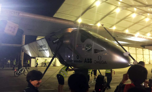 Solar Impulse 2, the first solar-powered aircraft capable of flying day and night, lands in Chongqing, China, on March 31. (Photo: Tan Yingzi/China Daily)