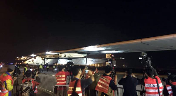 Media takes pictures of Solar Impulse 2, after it landed in Chongqing, China on March 31. (Photo: Tan Yingzi/China Daily)  