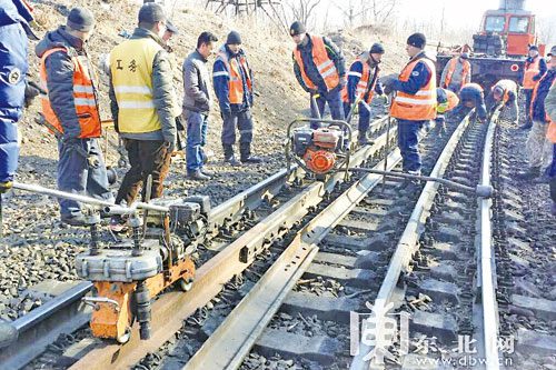 Railway workers from China and Russia are working together renewing the steel rail near Suifenhe City, northeast China's Heilongjiang province, March 30, 2015. (Photo:heilongjiang.dbw.cn)