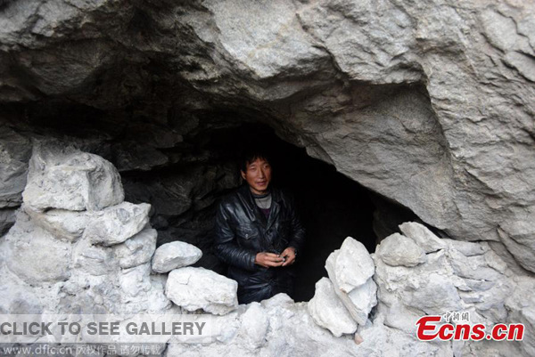 Shi Zhiyong lives in a cave without doors or windows in Handan, North China's Hebei province, Mar. 2, 2015. Shi, 35, who works as a loader in a logistics company, lives in a natural cave, to save the 100 yuan ($16) he would have spent on rent for his family, in Handan, North China's Hebei province. Shi mails almost all of his 3,000 yuan monthly wage to his family, who thinks he lives in a hotel. (Photo/IC) 