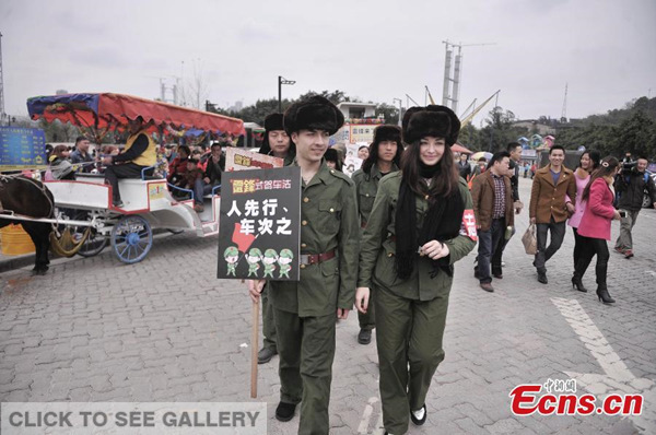 Foreign volunteers dress as China's role model Lei Feng work on the Foreigner Street in Southwest China's Chongqing municipality, March 5, 2015. (Photo: China News Service/Chen Chao)