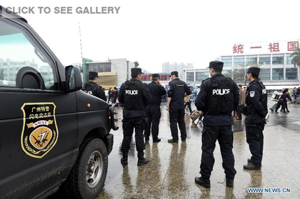 SWAT members keep guard at the railway station in Guangzhou, capital of south China's Guangdong province, March 6, 2015. (Photo: Xinhua/Liu Dawei) 