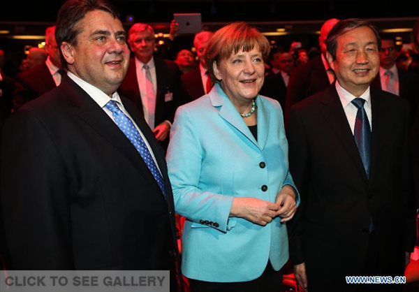 German Chancellor Angela Merkel(C), Chinese Vice Premier Ma Kai(R) and German Vice Chancellor, Economy and Energy Minister Sigmar Gabriel(L) attend the opening ceremony of CeBIT 2015 in Hanover, Germany, on March 15, 2015. Top IT business fair CeBIT 2015, which features a strong Chinese presence, kicked off on Sunday in Germany. (Photo: Xinhua/Zhang Fan)