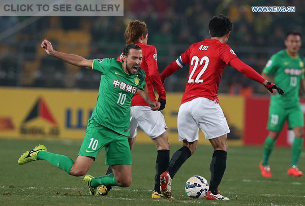 Dejan Damjanovic (L) of China's Beijing Guoan vies with Abe Yuki (2nd R) of Japan's Urawa Red Diamonds during a Group G match at the AFC Champions League 2015 in Beijing, capital of China, March 17, 2015. (Photo: Xinhua/Cao Can)