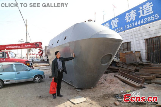 Du Xiutang and his submarine. (Photo/CFP)