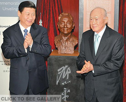 Former minister mentor of Singapore Lee Kuan Yew and the incumbent Chinese President Xi Jinping, who was then the vice president, attend the unveiling ceremony of Deng Xiaoping's monument launched along the Singapore River in 2010. (File photo)