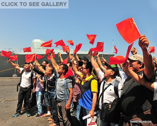 Chinese citizens welcome the arrival of a Chinese navy vessel in Aden Harbor, Yemen, March 29, 2015. China is withdrawing hundreds of citizens from Yemen with the help of Chinese warships, Foreign Ministry Spokeswoman Hua Chunying said Monday. Hua told a daily press briefing that China has already moved 122 citizens from Yemen to Djibouti. (Xinhua/Xiong Libing)