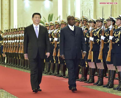 Chinese President Xi Jinping (L) holds a welcoming ceremony for visiting Ugandan President Yoweri Museveni before their talks in Beijing, capital of China, March 31, 2015. (Xinhua/Li Tao)