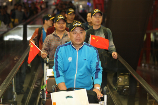 The first group of 104 Chinese nationals evacuated from war-torn Yemen arrive at Beijing Capital International Airport late on Tuesday. Another 476 people were evacuated to Djibouti and were waiting for aircraft to fly back to China. (Photo: Wang Zhuangfei/China Daily)