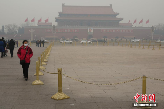 A photo taken on Jan 15, 2015 shows Tian'anmen Square is shrouded by smog. (Photo/China News Service)