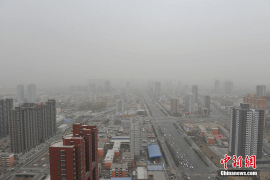Haze blankets Shanxi province on March 17, 2015. (Photo/China News Service)