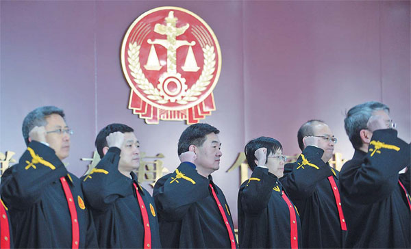 Judges from the Second Circuit Court of China's Supreme People's Court take their oaths of office. The court was established on Jan 31 in Shenyang, capital of Liaoning province.(Photo/China Daily)