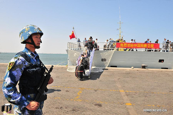 A crew member guards near a Chinese navy vessel in Aden Harbor, Yemen, March 29, 2015. (Xinhua/Xiong Libing)
