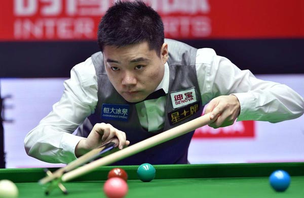 Ding Junhui plays against John Higgins in the quarterfinal of the 2015 World Snooker China Open in Beijing, April 3, 2015. (Photo/Xinhua)