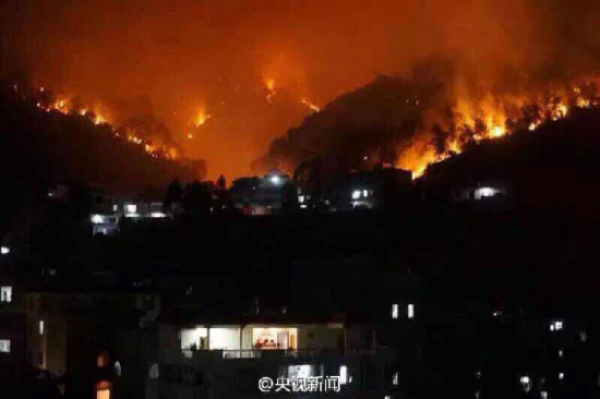 View of the forest fire from a residential area in Wuzhou, South China's Guangxi Zhuang autonomous region, on April 4, 2015. [Photo/Sina Weibo]