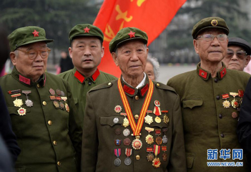 Veterans attend a memorial ceremony to honor war heroes in Jinan, Shandong province, April 5, 2015. [Photo/Xinhua]