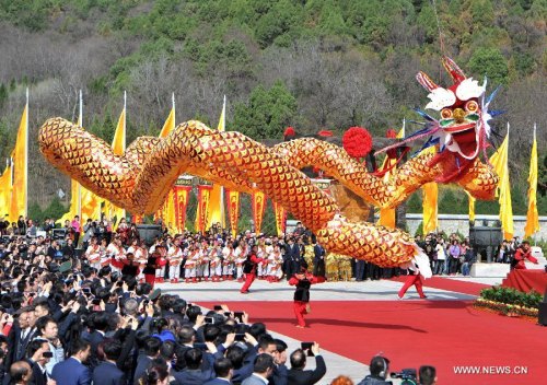 A ceremony is held to honor Huangdi, or the Yellow Emperor, who is considered as the ancestor of the Chinese nation, on Qingming Festival in Huangling County, northwest China's Shaanxi Province, April 5, 2015. (Xinhua/Ding Haitao)