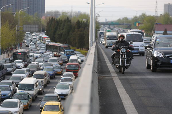 Vehicles throng the Beianhe section of the Beijing-Tibet highway on the last day of the Tomb Sweeping holiday. (Photo by Wang Jing / China Daily)