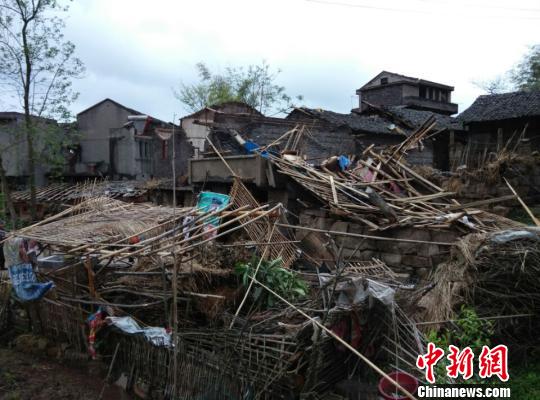 Strong winds, accompanied by heavy downpour, hit southwest China's Sichuan Province on Monday. (Photo/Chinanews.com)