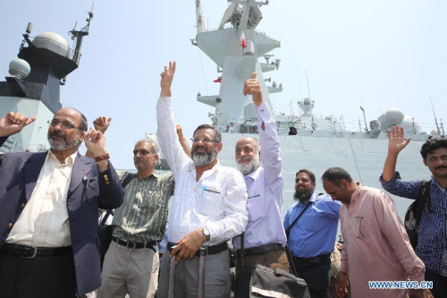 People prepare to board the Chinese Linyi missile frigate in Aden Harbor, Yemen, April 2, 2015. A total of 225 nationals from 10 countries who were evacuated from conflict-ridden Yemen arrived in Djibouti onboard a Chinese frigate on Thursday. (Photo: Xinhua/Pan Siwei)