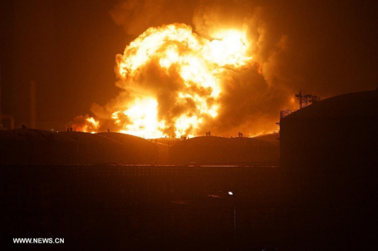 Photo taken on April 7, 2015 shows the scene of a chemical plant blast in Zhangzhou, southeast China's Fujian province. Six people were injured in the plant blast that occurred at 6:56 p.m. (1056 GMT) Monday. This is the second accident in 20 months at the same facility that produces paraxylene (PX). (Photo: Xinhua/Jiang Kehong)