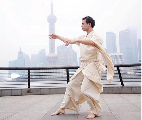 Frenchman Marceau Chenault shows off his qigong skills at the Bund. (Photo: Shanghai Daily/Ti Gong)