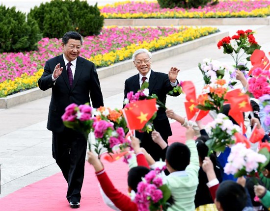 Chinese President Xi Jinping (L), who is also general secretary of the Central Committee of the Communist Party of China, holds a welcoming ceremony for Nguyen Phu Trong, general secretary of the Central Committee of the Communist Party of Vietnam, in Beijing, China, April 7, 2015. (Xinhua/Rao Aimin)