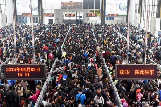 Passengers queue to take trains at Zhengzhou Railway Station in Zhengzhou, capital city of central China's Henan Province, April 3, 2015. Zhengzhou received a travel rush during China's traditional Qingming Festival, or Tomb-sweeping Day, which falls on April 5 this year. (Xinhua/Li Bo)