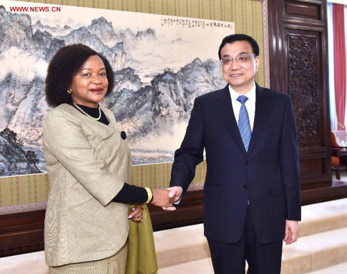 Chinese Premier Li keqiang (R) shakes hands with South African National Assembly Speaker Baleka Mbete during their meeting in Beijing, capital of China, April 7, 2015. (Xinhua/Li Tao)