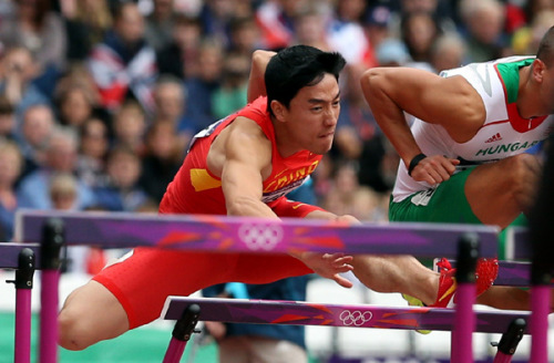 Athens Olympic champion hurdler Liu Xiang stumbles in a premilinary for the 110-meter hurdles at the London Olympics on Aug 7,2012. FAN JUN/XINHUA