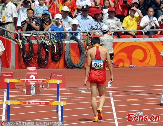 Liu Xiang leaves the track a few minutes' before the first round of the men's 110 m hurdles on Aug 18, 2008. (Photo/Osport)