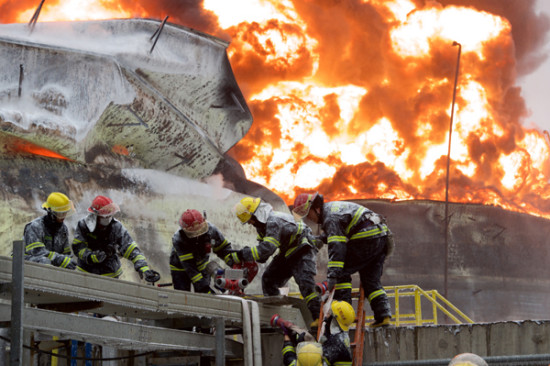 Firefighters battle the chemical plant blaze in Zhangzhou, Fujian province, on Tuesday in which at least 19 people were injured. (Photo: Xinhua/Jiang Kehong)